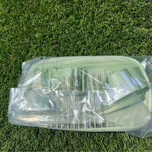 NEW LULULEMON EVERYWHERE BELT BAG KOHLRABI GREEN/WHITE - Picture 8 of 8